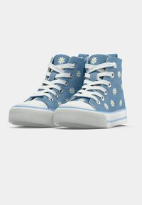 Μπλε βελούδινα ψηλά αθλητικά παπούτσια μ ε λευκά κορδόνια, διακοσμημένα με μικρά κεντημένα μαργαρίτες και λευκή λαστιχένια μύτη.