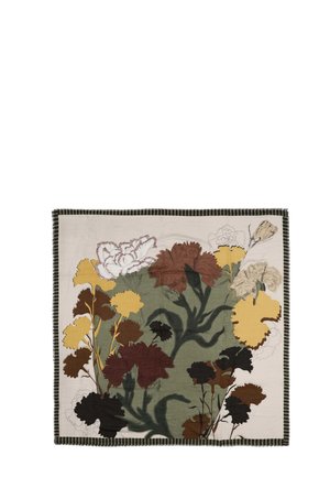 Tessuto quadrato con grandi motivi floreali astratti in giallo, marrone, nero e verde smorzato, bordato da sottili strisce nere e bianche.