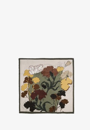 Tessuto quadrato con grandi motivi floreali astratti in giallo, marrone, nero e verde smorzato, bordato da sottili strisce nere e bianche.