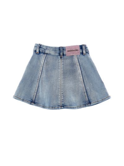 Φούστα από ανοιχτό μπλε τζιν με πιέτες και θηλιές για ζώνη, με ροζ ετικέτα κοντά στη μέση.