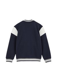 Marinblå sweatshirt med vita axelpatchar, ribbad krage och mudd. Tillverkad av bomull med mjuk textur och randigt nederkant. Bakvy.