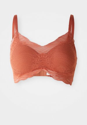 Bralette en dentelle dans un terracotta doux avec des bords festonnés délicats, des bretelles réglables et un motif floral texturé. Tissu respirant.