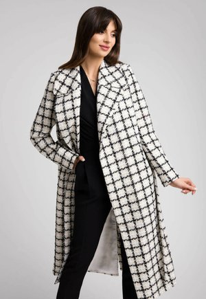 - Klasyczny płaszcz