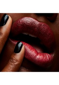 MAC CREMESHEEN LIPSTICK jasnoczerwony