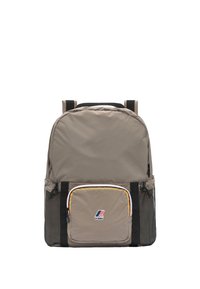 Zaino in nylon khaki con una forma arrotondata, tasca frontale con zip messa in risalto da accenti gialli e rossi, e tasche laterali in rete nere. Spallacci regolabili.