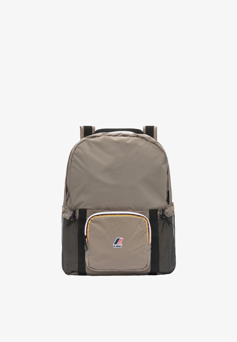 Zaino in nylon khaki con una forma arrotondata, tasca frontale con zip messa in risalto da accenti gialli e rossi, e tasche laterali in rete nere. Spallacci regolabili.