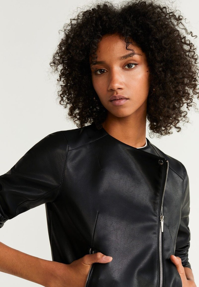 куртка кожаная mango 686182. манго кожа. Mango косуха женская. кожаная синяя куртка mango 2023. манго кожа.