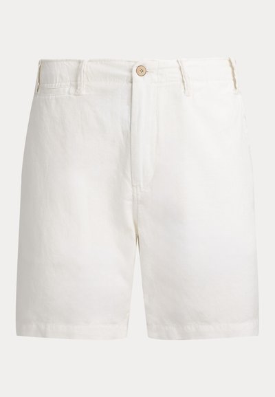 Weiße Baumwollshorts mit geradem Schnitt, ausgestattet mit einem einzigen Knopfverschluss, Gürtelschlaufen und Seitentaschen. Glatte Textur, minimalistisches Design.