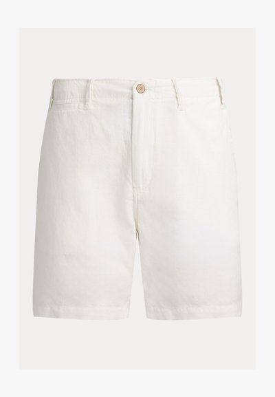 Weiße Baumwollshorts mit geradem Schnitt, ausgestattet mit einem einzigen Knopfverschluss, Gürtelschlaufen und Seitentaschen. Glatte Textur, minimalistisches Design.