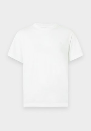 T-shirt bianco in cotone con maniche corte, scollo rotondo e design minimalista. Presenta un logo discreto sul davanti.