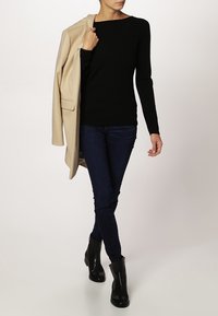 Repeat Sweter
