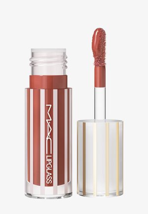 Blank brun MAC lipglans med gennemsigtig og hvidstripet tube, åben med applikatorstav, der viser produktet på børstespidsen.