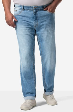 Pantalones vaqueros de denim azul claro con un corte relajado, pata tapered, con un ligero efecto de desgaste y diseño de cinco bolsillos, que cuentan con un cierre de botón y trabillas para el cinturón.