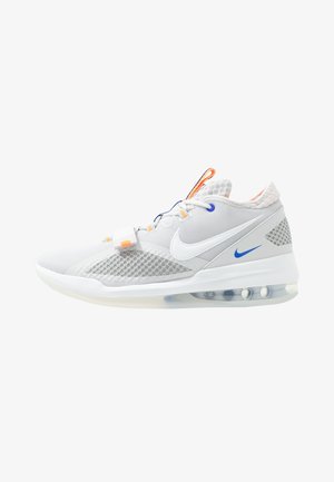 Les baskets Nike présentent une tige en mesh principalement blanche avec des accents gris, un swoosh bleu et une semelle translucide, mettant l'accent sur le coussin et le soutien.