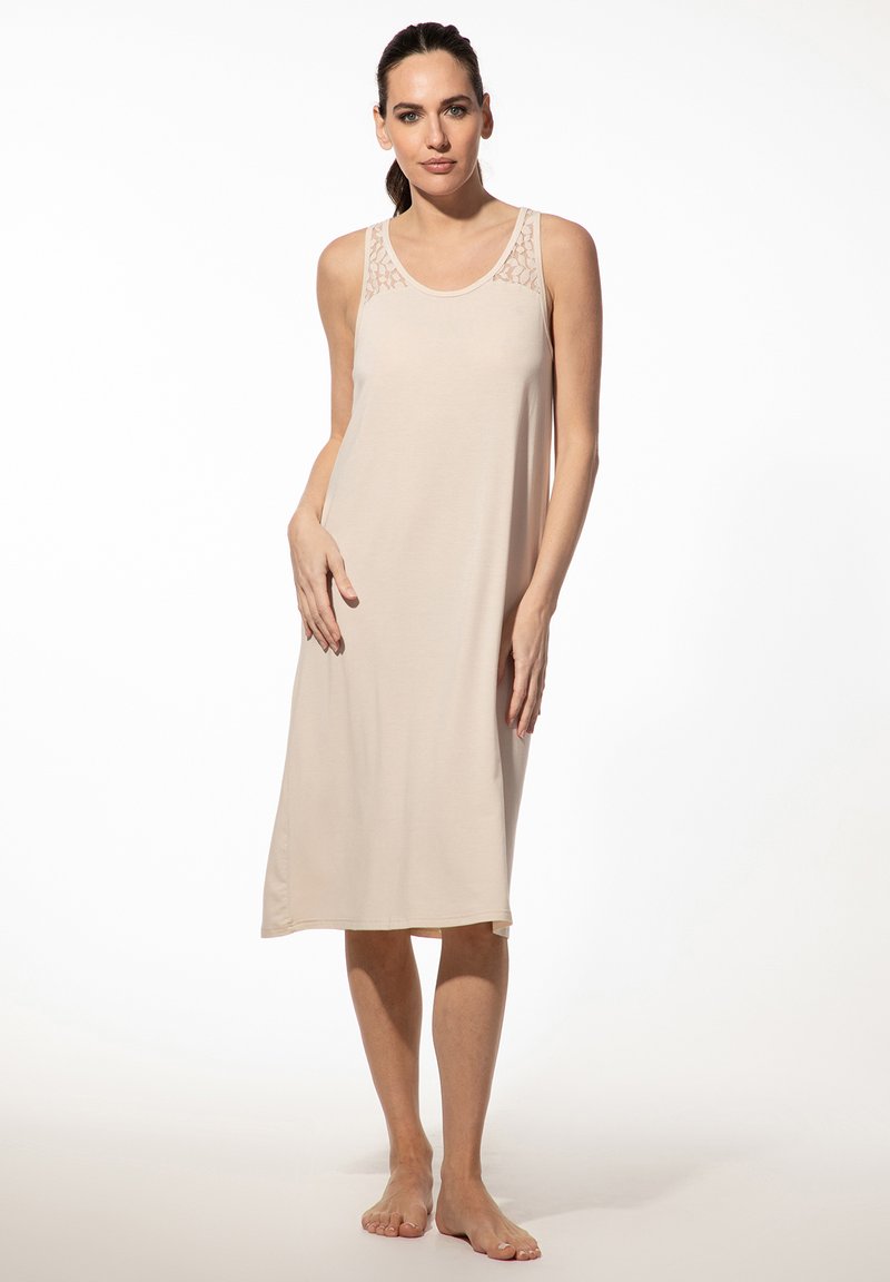 Beige Nachthemd mit Spitzenakzenten an den Trägern, mit glatter Textur und lockerem Schnitt, der knapp unter das Knie reicht.
