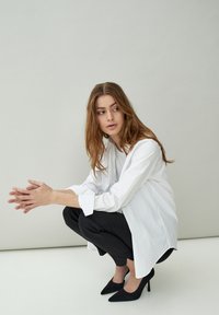 Minus MIDAYA PANTS 7/8 - Chinos tipa bikses - black