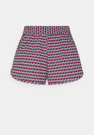 Paire de shorts à taille élastique avec un motif géométrique rouge, blanc et bleu répétitif sur un fond noir.