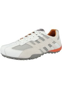 Scarpa sportiva bianca con pannelli in suede grigio e rete, dettaglio arancione sulla suola e design con lacci. Suola in gomma testurizzata per una presa migliore.