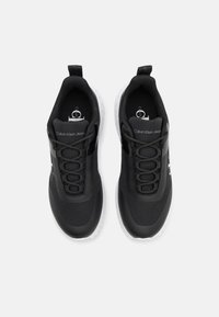 Calvin Klein Jeans RUNNER LACE - Sneakers basse - black/bright white
