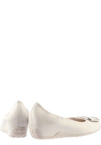 Vita läderballerinas med rund tå, elastisk överkant och silverdetalj på framdelen. Texturerad sula för bra grepp.