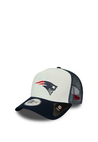 Trucker-Cap mit einem weißen Vorderpanel, einem blauen Schirm, Mesh-Seiten und dem New England Patriots-Logo in Rot und Blau. Mit verstellbarem Snap-Verschluss.