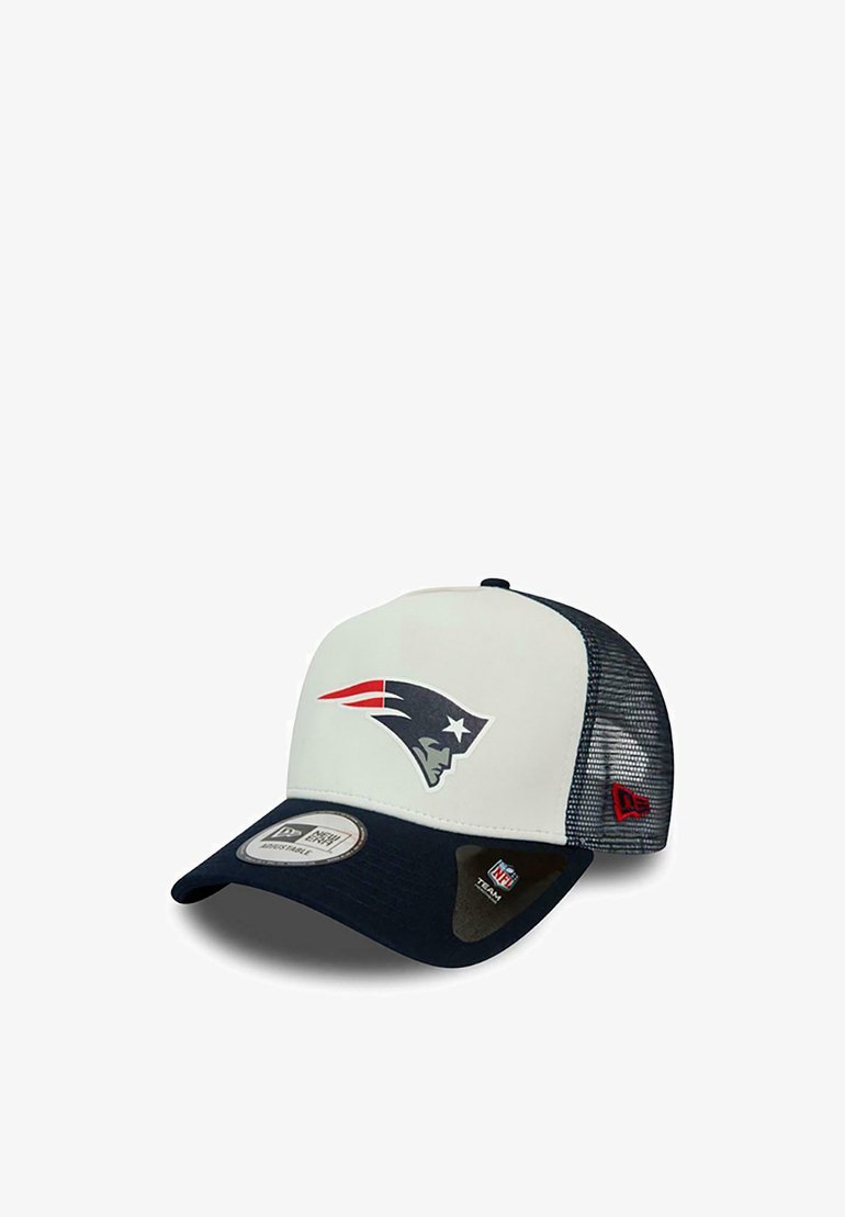 Trucker-Cap mit einem weißen Vorderpanel, einem blauen Schirm, Mesh-Seiten und dem New England Patriots-Logo in Rot und Blau. Mit verstellbarem Snap-Verschluss.