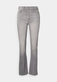 Jeans de mezclilla gris acampanados con una cintura alta, que cuentan con cinco bolsillos, cremallera y un sutil desgastado en las piernas. Textura suave.