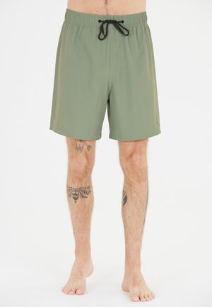 Herresvømshorts i olivengrøn med elastisk talje og sort snor, knælængde og glat stofstruktur.