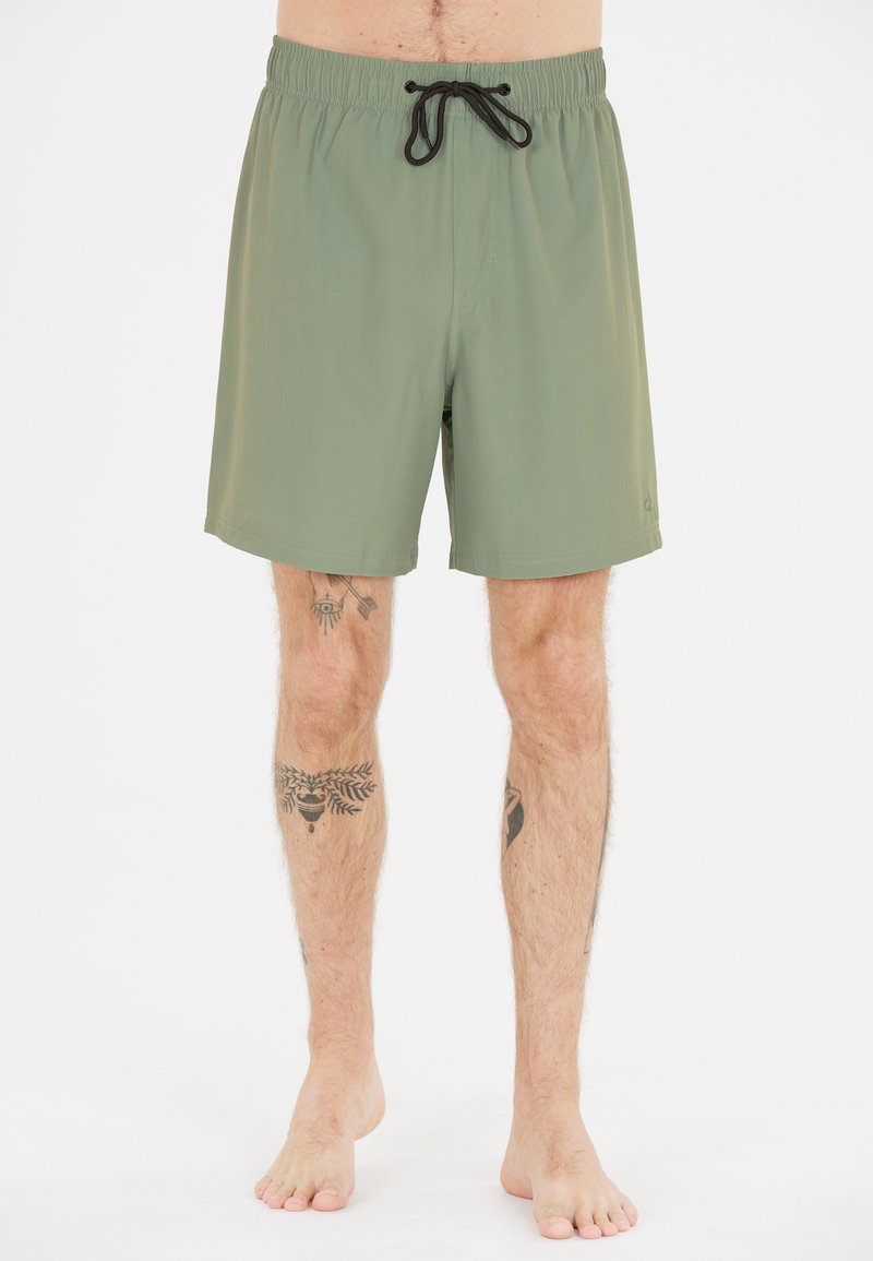 Herrarnas simshorts i olivgrön, med elastisk midja och svart snöre, knälång klippning och en mjuk tygtextur.