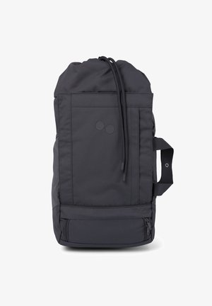 Schwarzer Rucksack mit Kordelzug, Fronttasche, zwei Reißverschlüssen unten und seitlichem Tragegriff mit Metallösen.