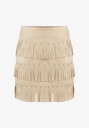 Kurzer beiger Wildlederrock mit geschichteten Fransen. Verfügt über Metallnieten zwischen den Fransen, die Textur und visuelles Interesse schaffen.