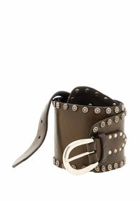 Cintura polsino in pelle marrone con borchie argento e fibbia in metallo argentato. Presenta borchie arrotondate lungo i bordi e una texture liscia.