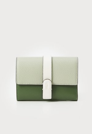 Portafoglio in pelle verde e verde chiaro con finitura testurizzata, dotato di una fascia bianca e chiusura a hardware circolare nella parte anteriore.