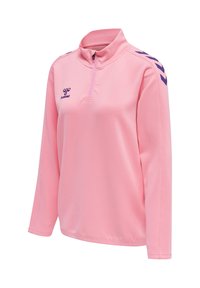 Pink langærmet sports-pullover med lynlås i halsen, lilla hummel-logo på brystet og lilla vinkler på skuldrene.