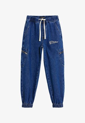 Modré džínové teplákové nohavice s elastickým pásom a manžetami, bielym šnúrkou, bočnými zipsovými vreckami a nášivkou s logom „Desigual“ na pravej stehne.