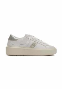 Zapatillas blancas con una parte superior de cuero suave, acentos plateados en el talón y una franja brillante. Cuenta con una suela gruesa y texturizada.