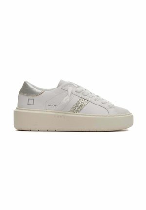 Sneakers bianchi con una tomaia in pelle liscia, dettagli argento sul tallone e una striscia glitterata. Presentano una suola spessa e texture.