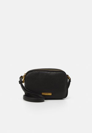 Petit sac bandoulière en cuir noir texturé avec fermeture éclair dorée, sangle réglable et plaque de marque dorée à l’avant.