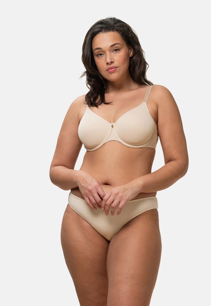 Hautfarbener BH und passendes Bikini-Set aus glattem Material; der BH hat Bügel, verstellbare Träger und eine kleine goldene Akzentierung in der Mitte.
