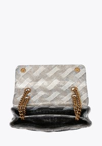 Borsa a tracolla in tessuto metallico argentato con catena, dotata di due scomparti e di un interno a motivi. Chiusura magnetica sulla patta.