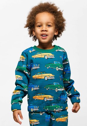 Kinder sweatshirt met een turquoise achtergrond en kleurrijke vintage autoprints. Ribbelige groene halslijn en elastische cuffs. Zachte stoftextuur.