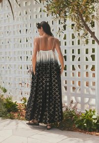 Robe maxi avec bretelles spaghetti, dégradé de crème à noir, présentant un motif en diamants texturé ; poches sur les côtés ; tissu fluide.