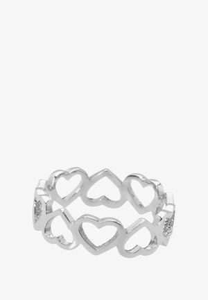 Anneau en argent présentant une série de formes de cœurs interconnectées, avec des découpes et une texture lisse et polie. Accents décoratifs inclus.