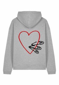 Felpa grigia con un design a cuore ricamato rosso e spilli di sicurezza neri. Realizzata in tessuto morbido con una vestibilità comoda e cappuccio regolabile.