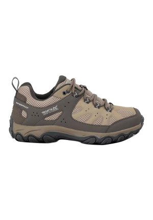 Scarpa da trekking impermeabile marrone e beige con pannelli in mesh, suola spessa, lacci decorati e marchio "Regatta Great Outdoors" sul lato.