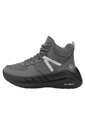 Szaro-czarny sneaker za kostkę z szarymi sznurowadłami, białymi bocznymi paskami i logo Giesswein na pięcie i podeszwie.