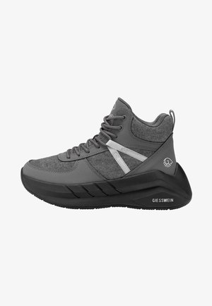 Szaro-czarny sneaker za kostkę z szarymi sznurowadłami, białymi bocznymi paskami i logo Giesswein na pięcie i podeszwie.