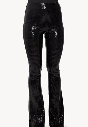 Pantalon noir taille haute, ajusté et évasé, recouvert de sequins noirs verticaux, cintré aux cuisses et évasé à partir des genoux.