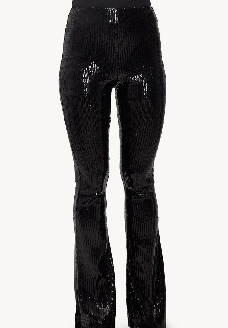 Pantalon noir taille haute, ajusté et évasé, recouvert de sequins noirs verticaux, cintré aux cuisses et évasé à partir des genoux.