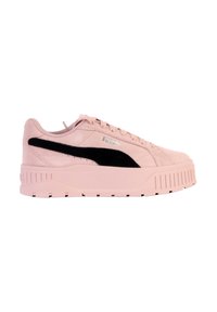 Zapatillas Puma de ante en rosa claro, con un acento negro y una gruesa suela blanca con textura estriada, cordones simples y detalle de logo.